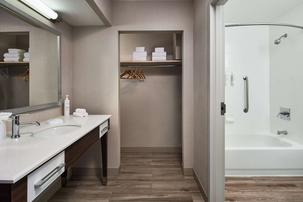 Фото Hampton Inn Boston - Logan Airport