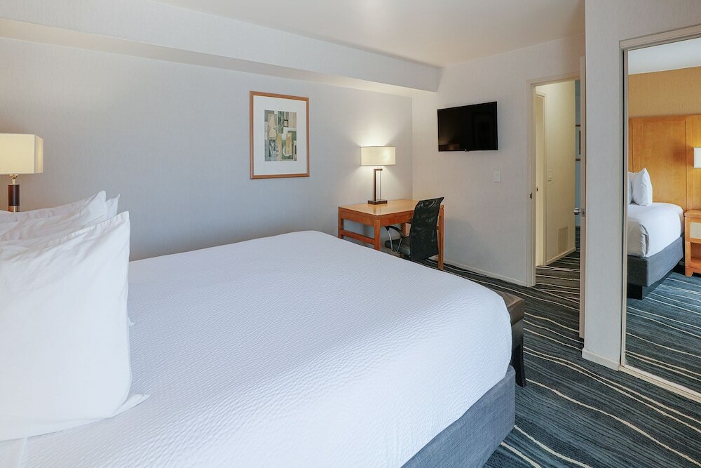 Фото Ramada by Wyndham Costa Mesa/Newport Beach