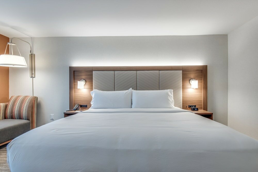 Фото Holiday Inn Express & Suites Dallas North - Addison, an Ihg Hotel