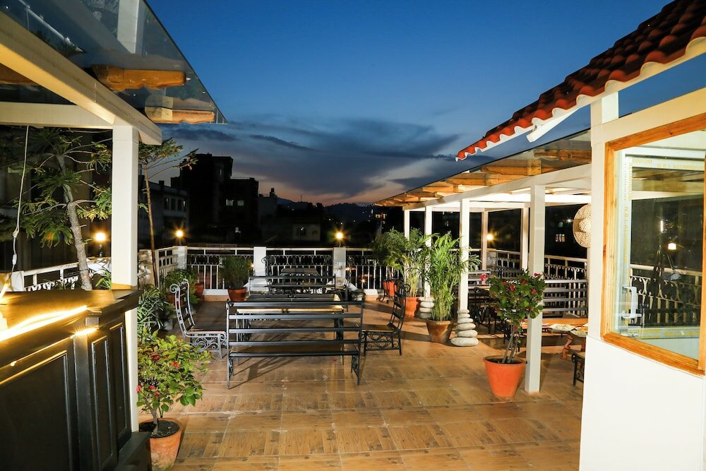 Фото Hotel Himalayan Oasis