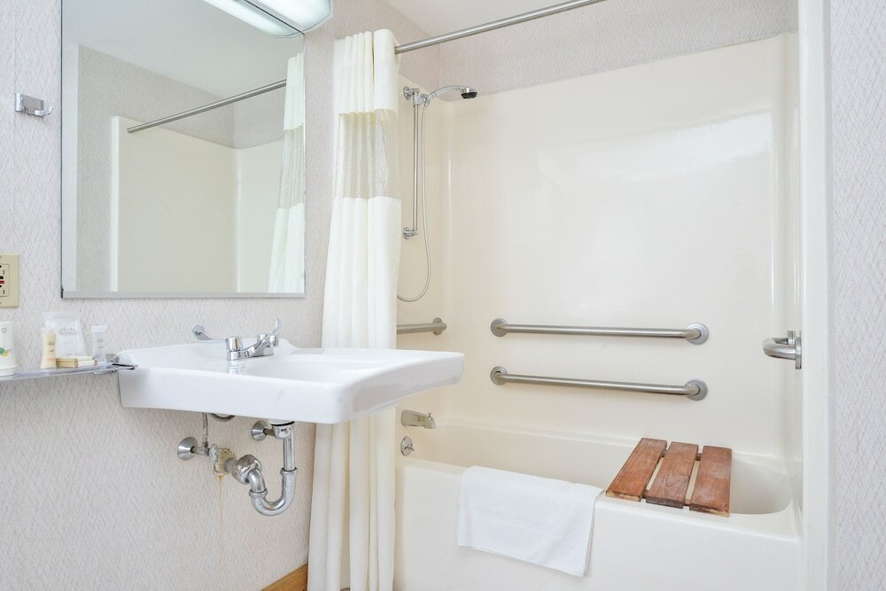 Фото Howard Johnson by Wyndham Lenox