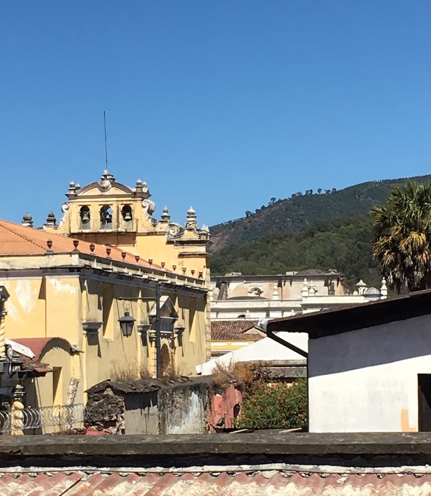 Фото Feathers Hotel and Lounge - Hostel