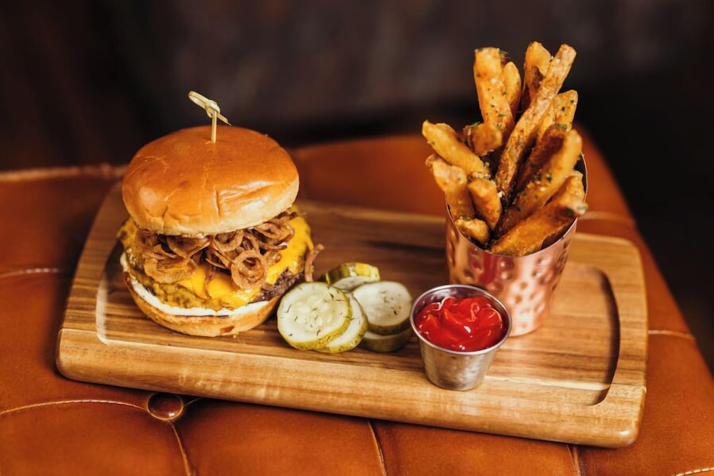 Фото Renaissance Des Moines Savery Hotel