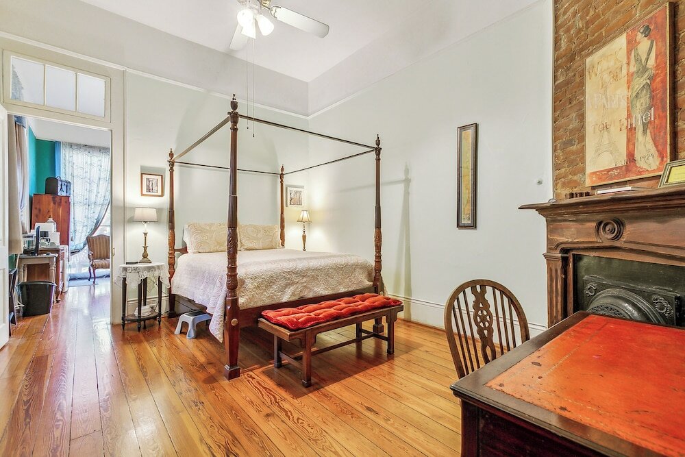 Фото Garden District B&b