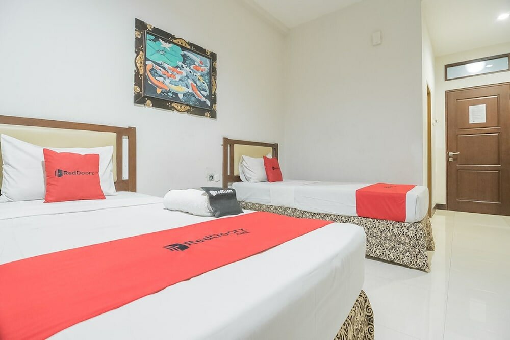 Фото RedDoorz Near Trans Studio Mall 3