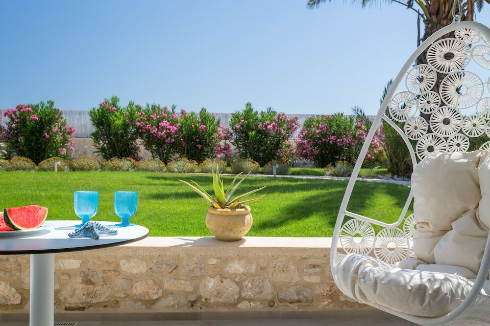 Фото White Pearls Luxury Suites - Adults Only