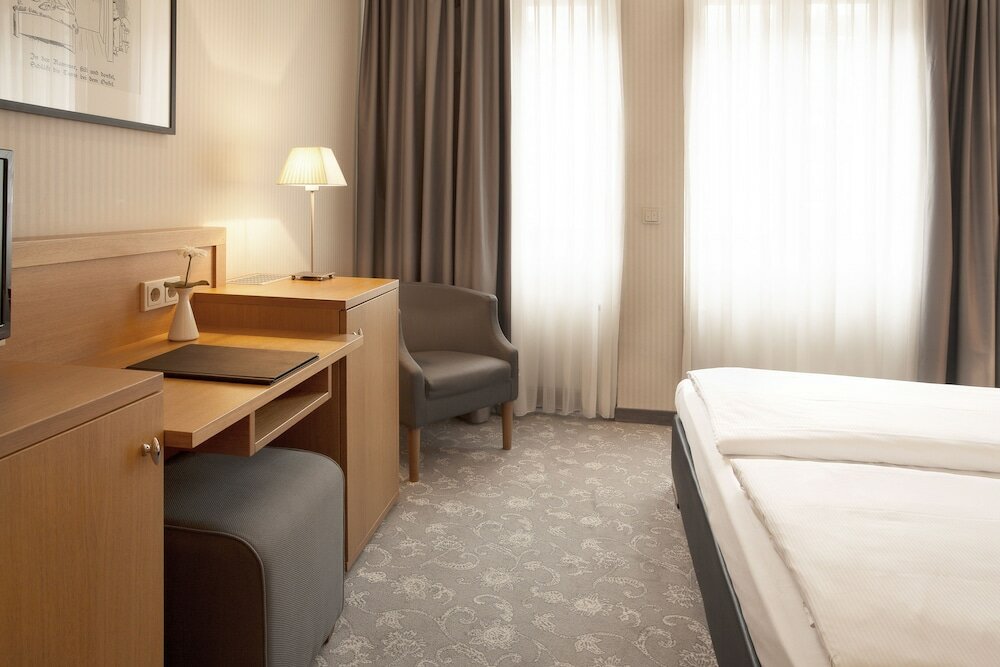 Фото Townhouse Hotel