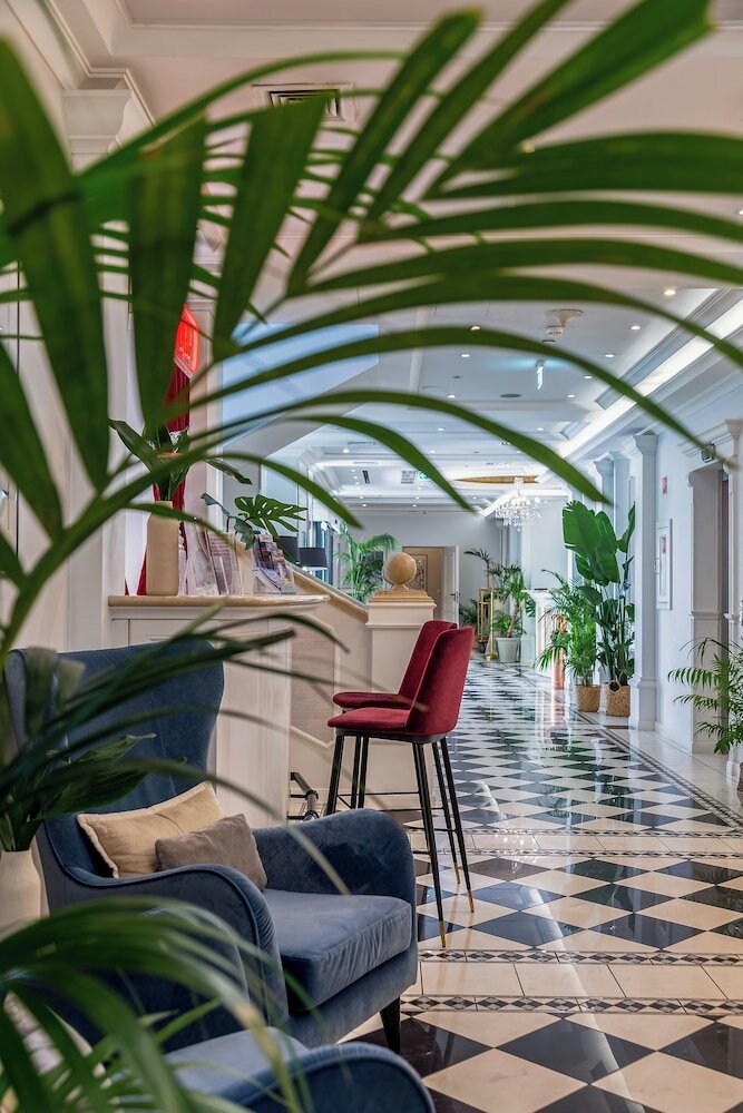 Фото Queen's Court Hotel & Residence