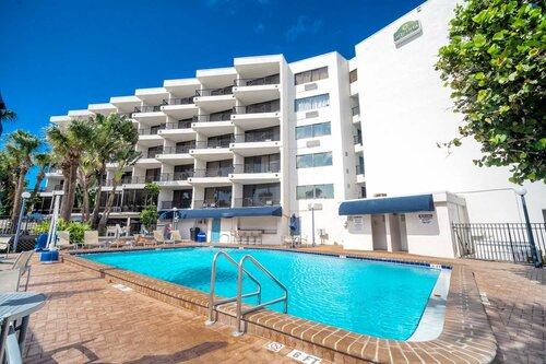 Внешний вид отеля La Quinta Inn & Suites by Wyndham Cocoa Beach Oceanfront в Коко-Бич, фото 1