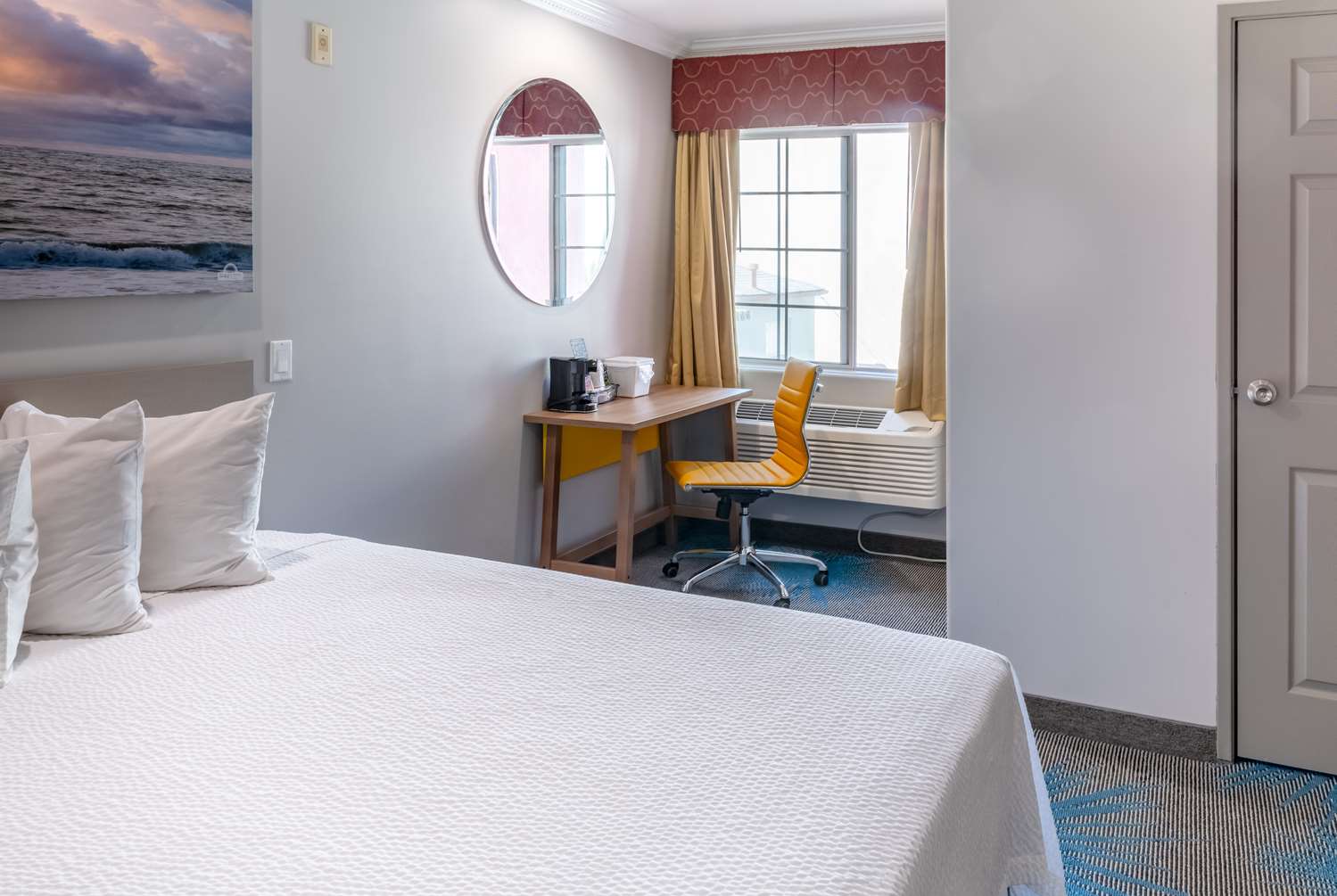 Фото Days Inn by Wyndham Santa Monica/Los Angeles