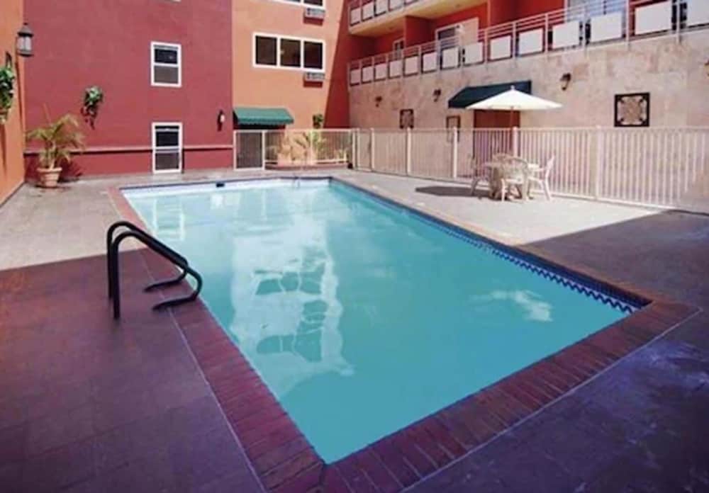 Фото The Live Hotel