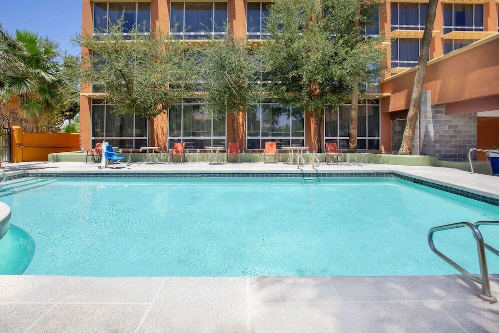 Фото Ramada by Wyndham Phoenix Midtown