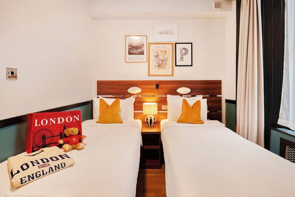 Фото Huttons Hotel