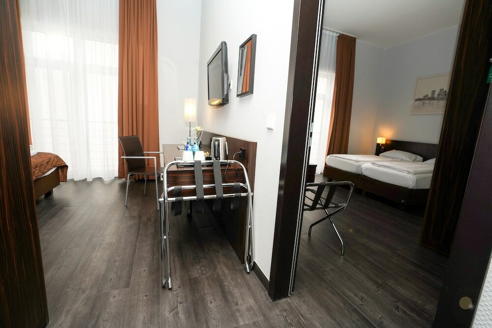 Фото The Atrium Hotel