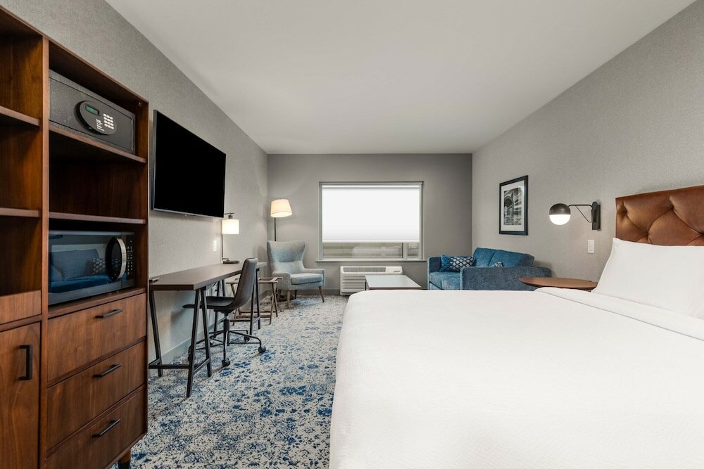 Фото Four Points by Sheraton Kelowna Airport