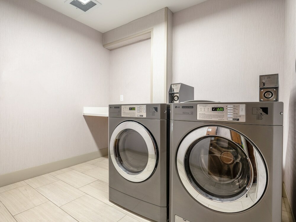 Фото Holiday Inn Express And Suites Watertown, an Ihg Hotel