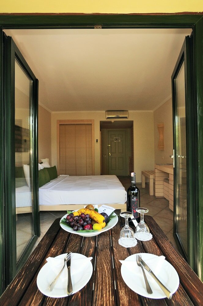 Фото Zeytinada Hotel