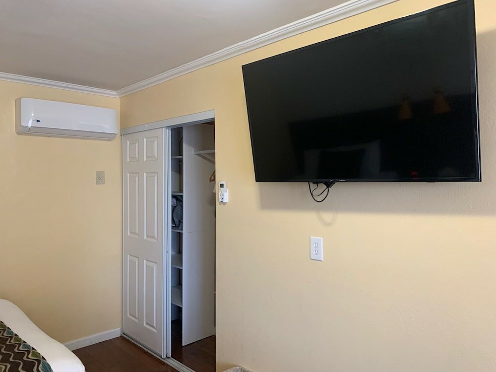 Фото Oasis Inn & Suites