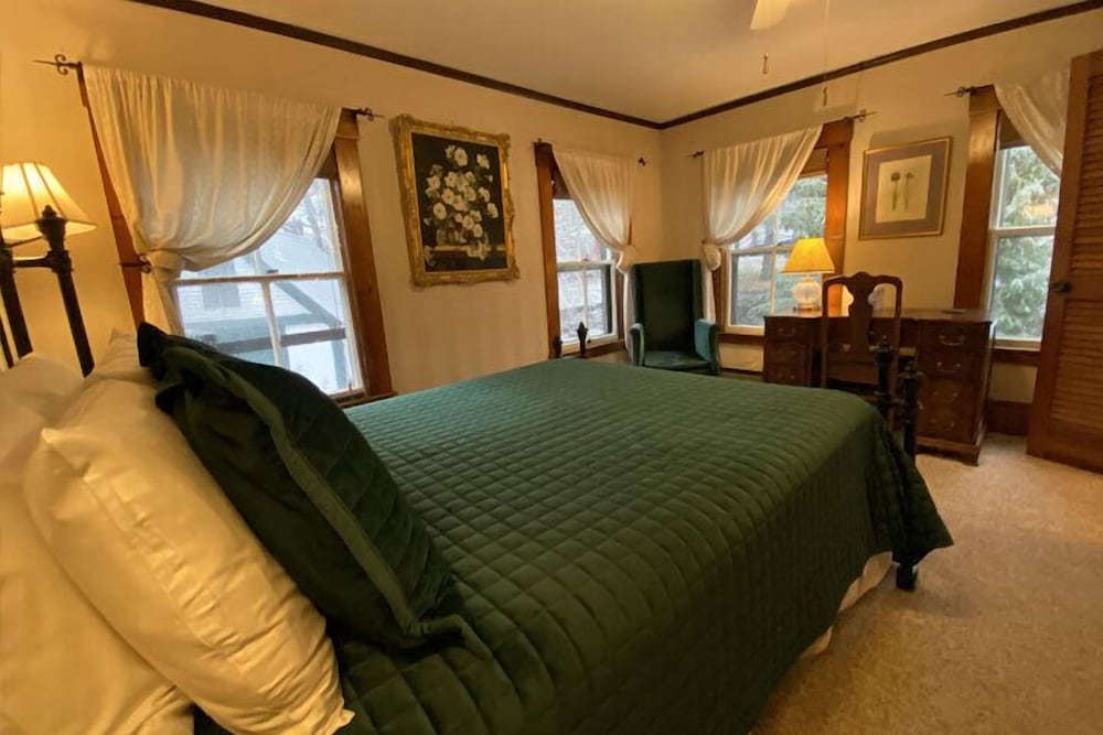 Фото Follansbee Inn