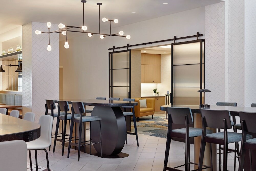 Фото Delta Hotels Calgary Airport In Terminal