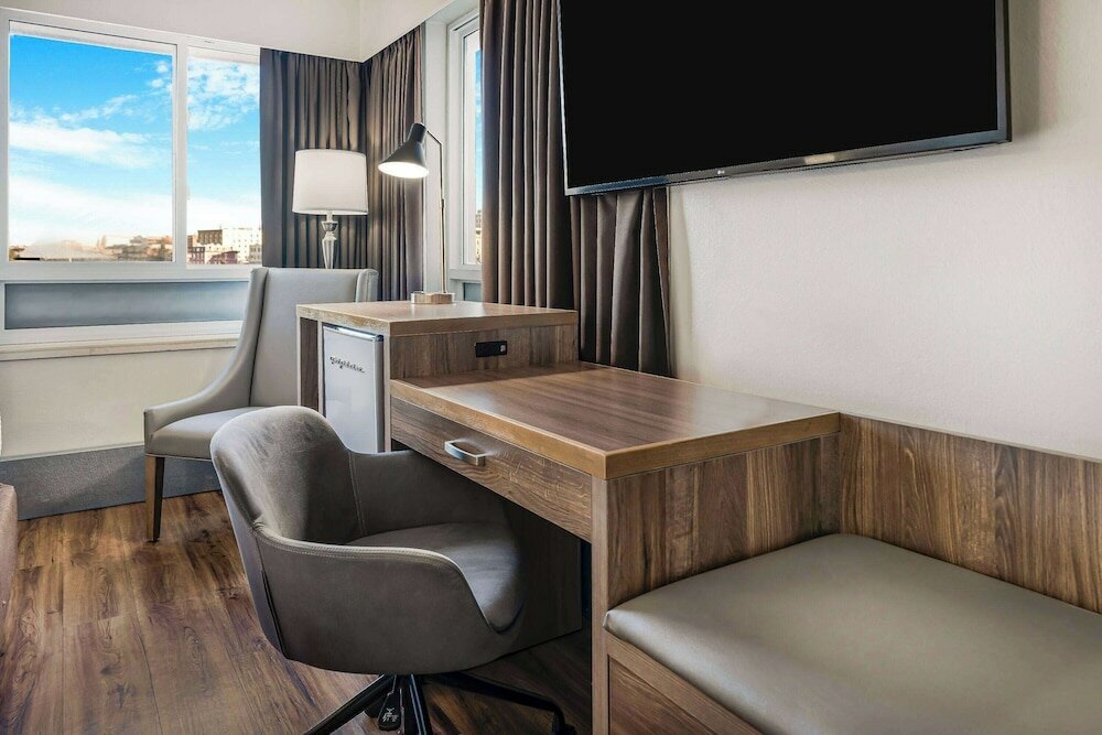 Фото Days Inn by Wyndham Victoria On The Harbour