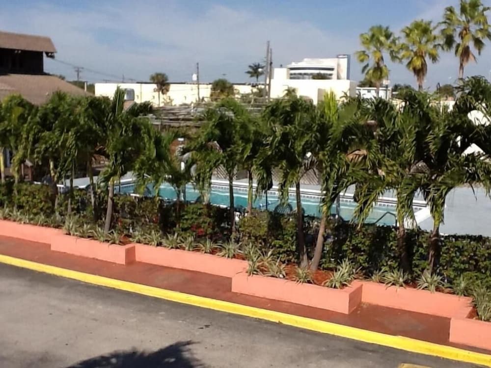 Фото Americas Best Inn and Suites Fort Lauderdale North