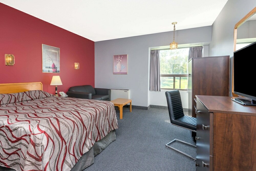 Фото Super 8 by Wyndham Mt Hope Hamilton Intl Arpt On