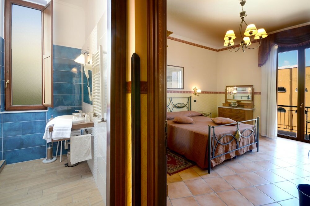 Фото Pinto Storey Hotel