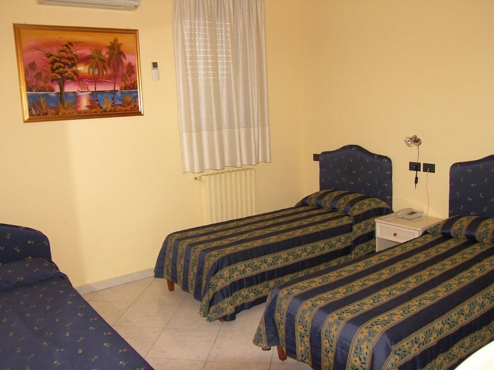 Фото Genius Hotel