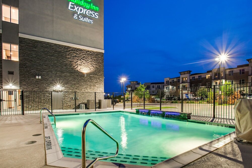Фото Holiday Inn Express And Suites Denton South, an Ihg Hotel