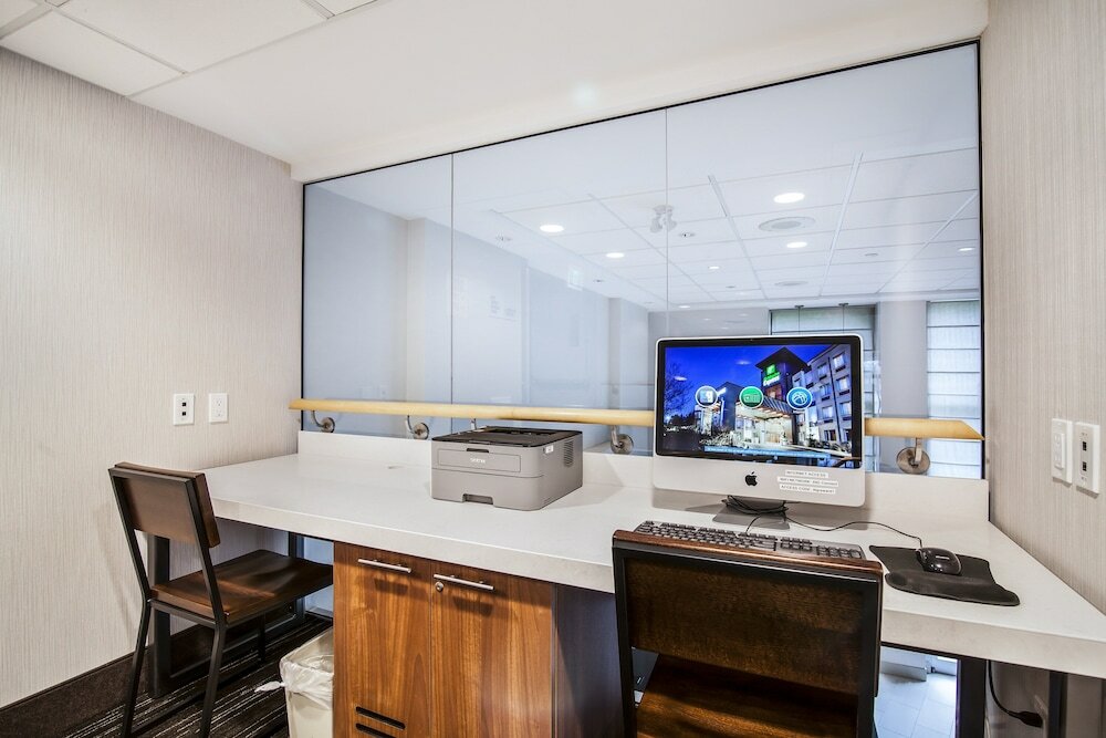 Фото Holiday Inn Express & Suites Langley