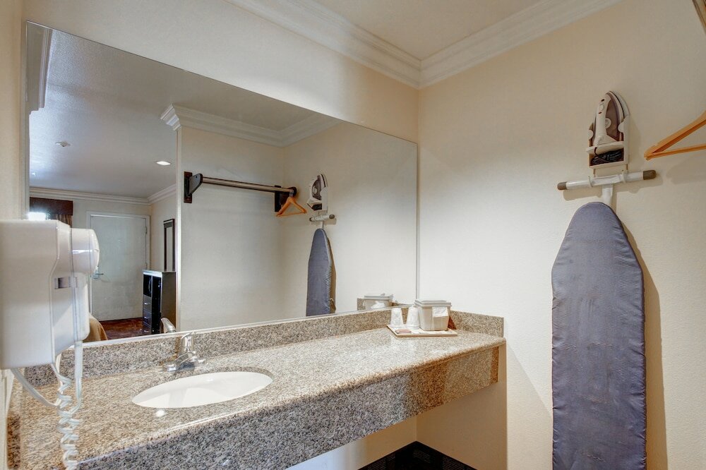 Фото Ontario Inn & Suites