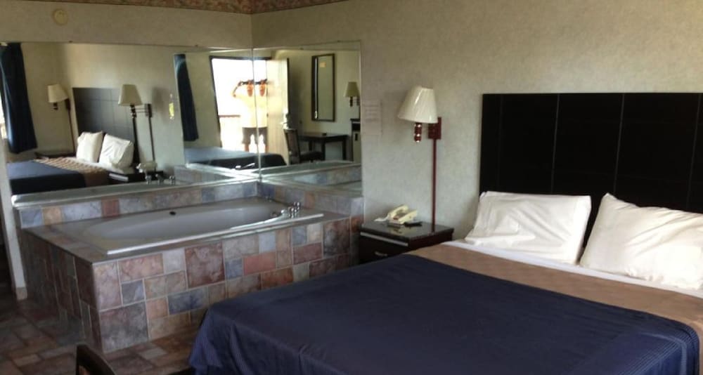 Фото Del Amo Inn