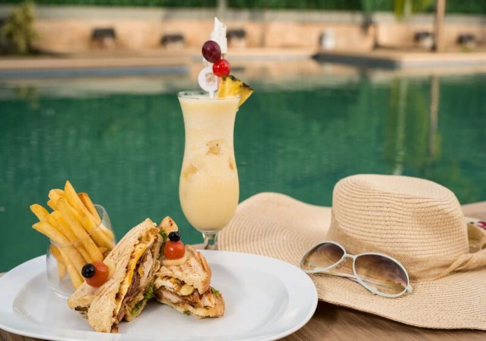 Фото The Envoy Hotel