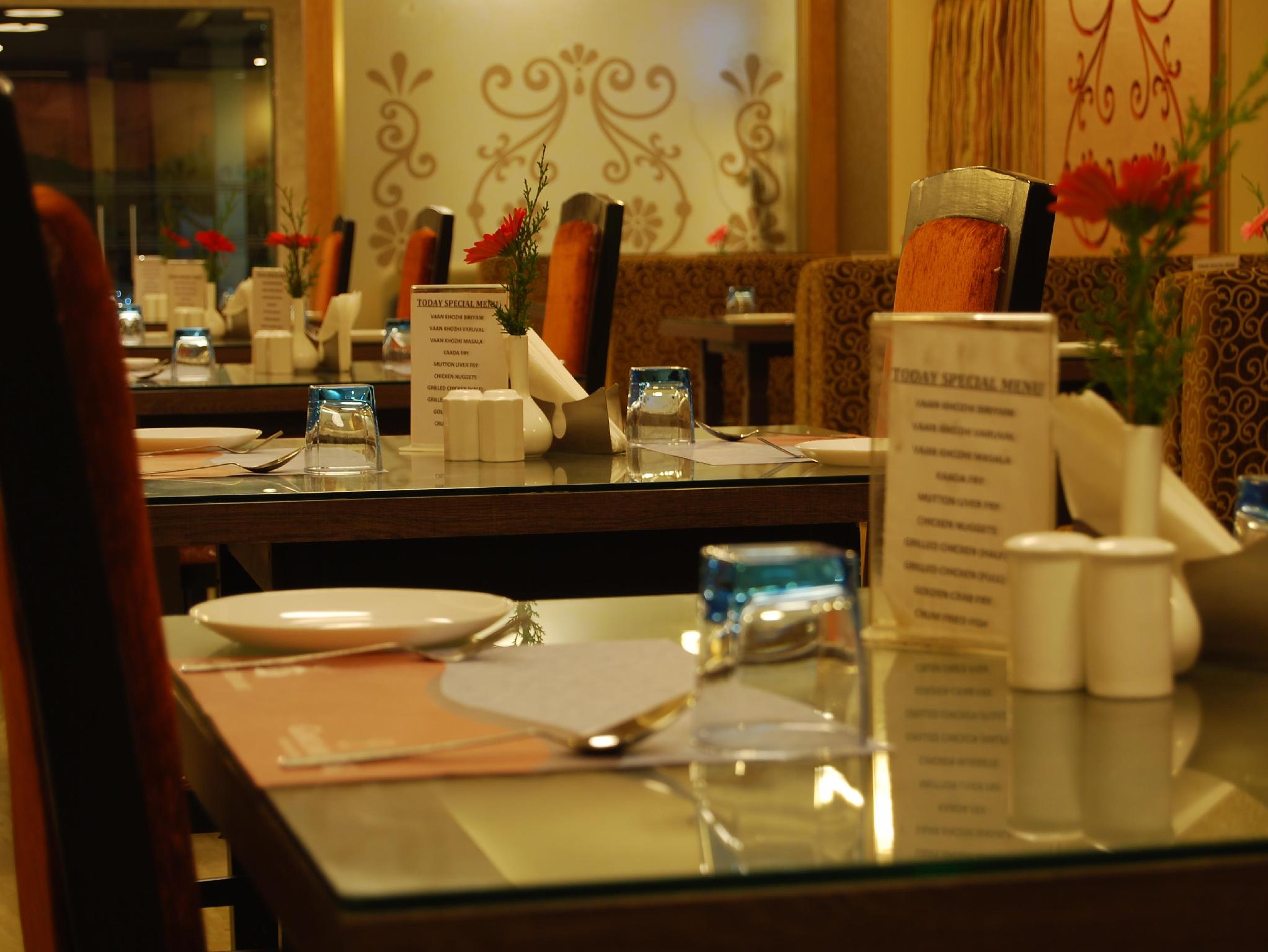 Фото Gokulam Park Hotel