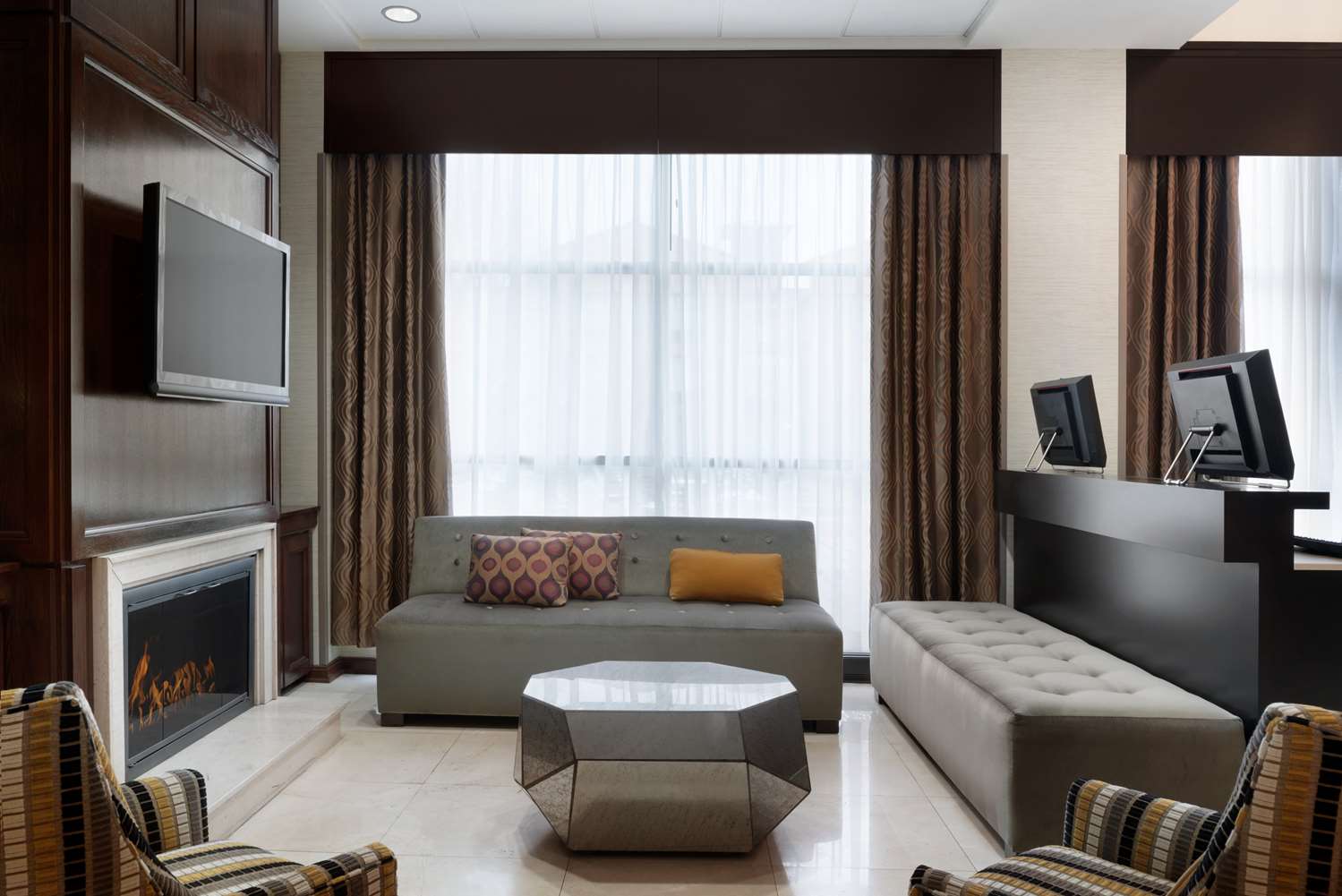 Фото DoubleTree by Hilton Milwaukee - Brookfield