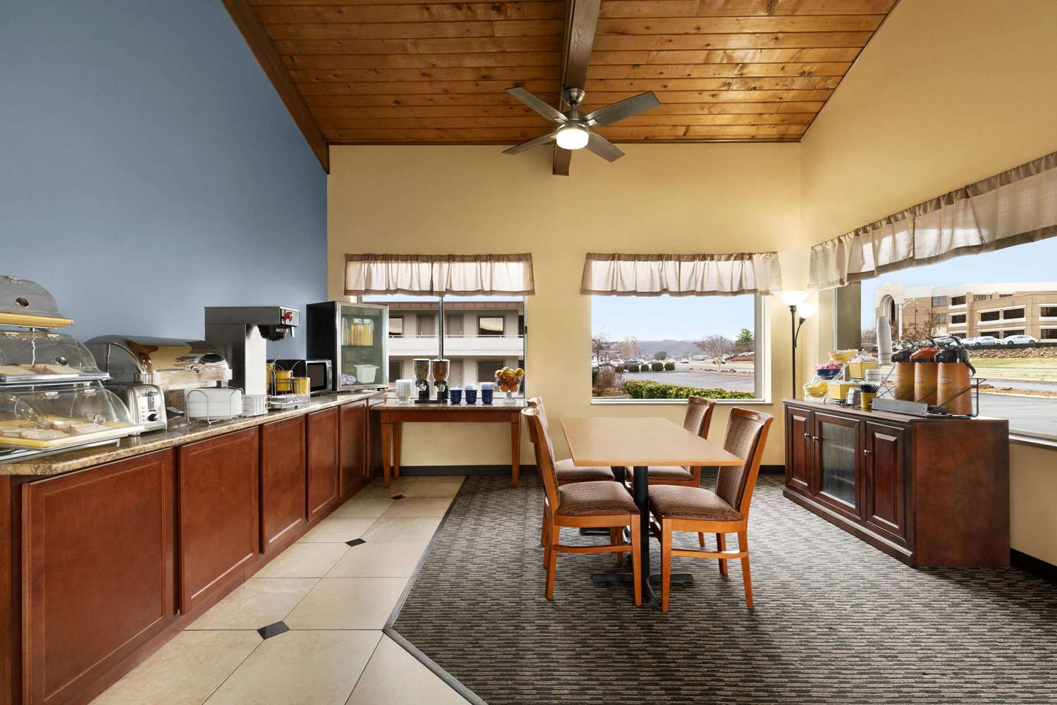 Фото Days Inn by Wyndham Oak Ridge Knoxville