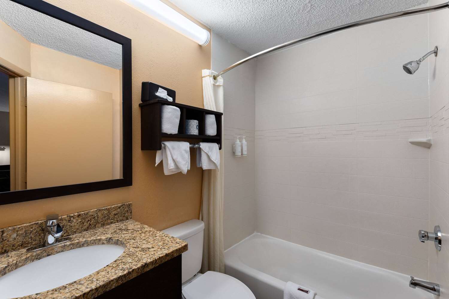 Фото Super 8 by Wyndham Myrtle Beach/Market Common Area