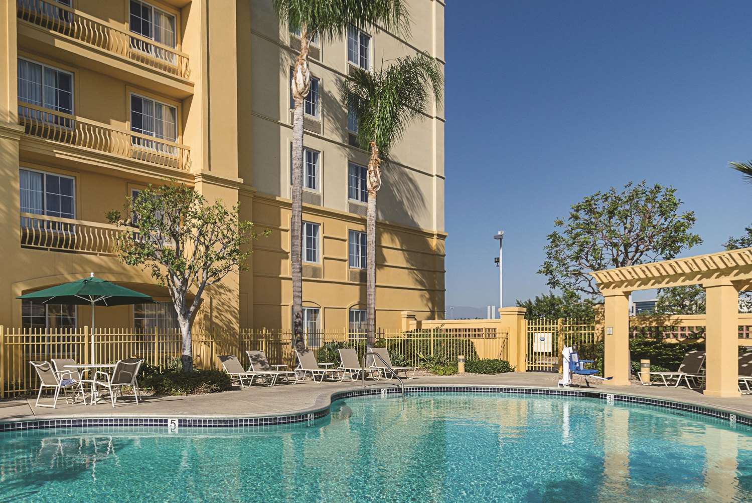 Фото La Quinta Inn & Suites by Wyndham Ontario Airport
