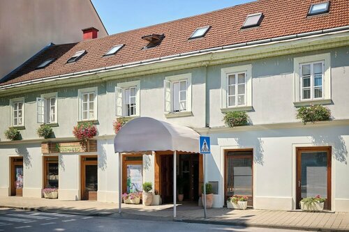 Гостиница Hotel Kadoor в Карловаце