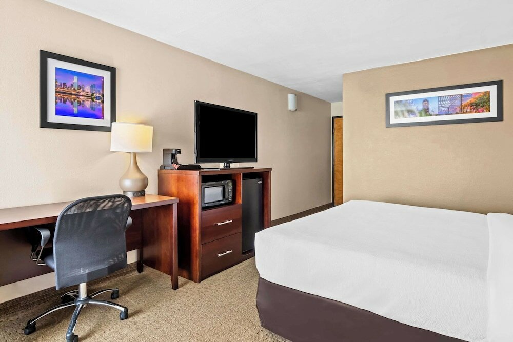 Фото Comfort Suites Las Colinas Center