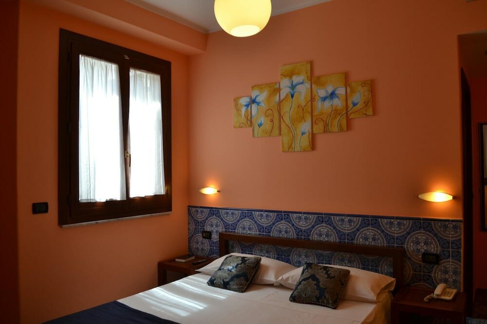 Фото Petit Hotel