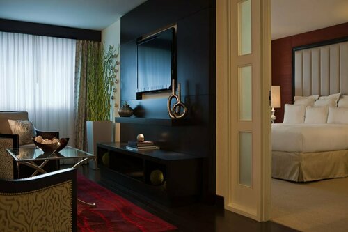 Гостиница Renaissance Newark Airport Hotel в Элизабет