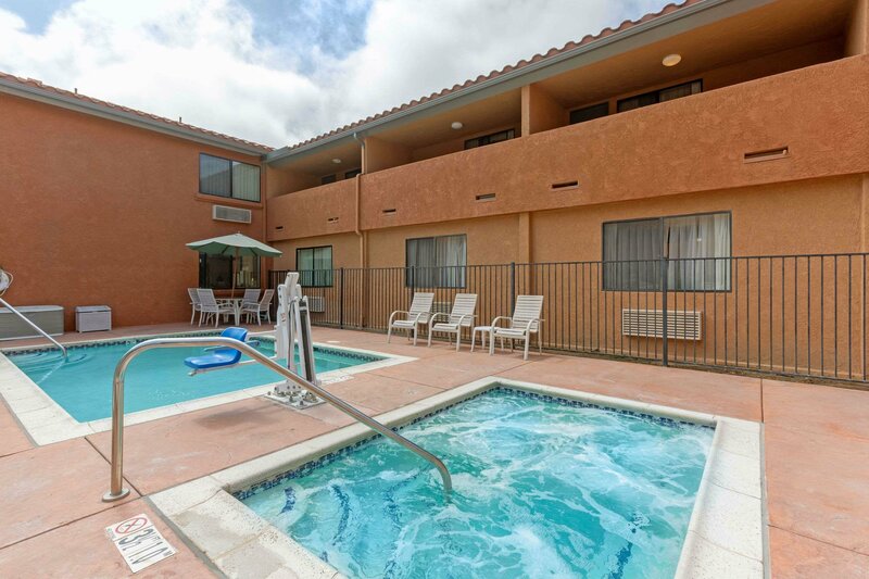 Гостиница Quality Inn & Suites Oceanside near Camp Pendleton в Оушенсайде