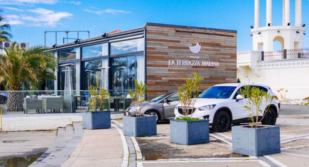 Car dealership B12, Dubai, photo