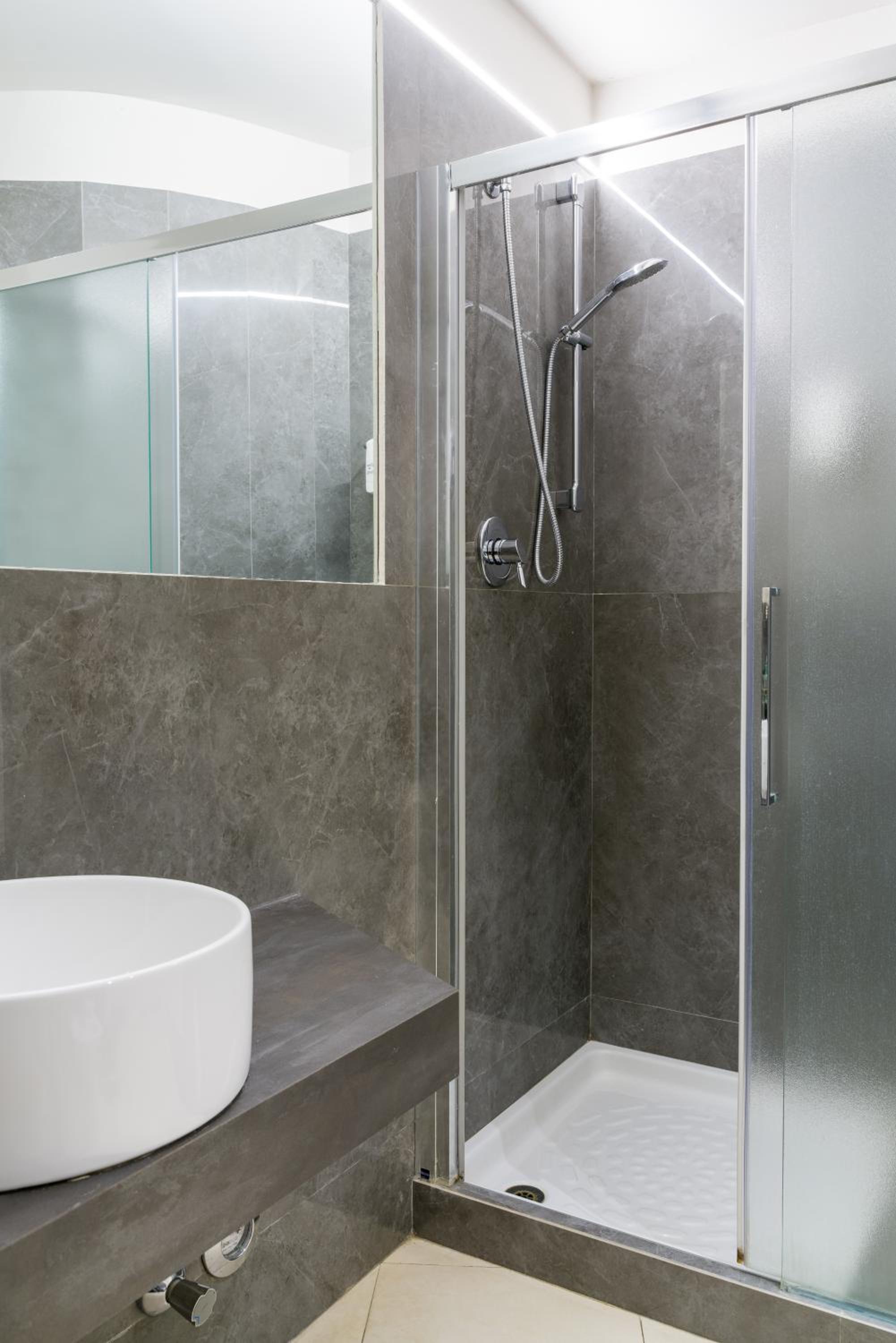 Фото Astoria Suite Apartments