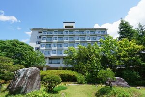 Гостиница Hotel Hoho A hotel overlooking the Echigo Plain and the Yahiko mountain range