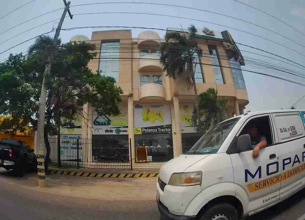 Special equipment and special vehicles Potenza Tractor, Santa Cruz de la Sierra, photo