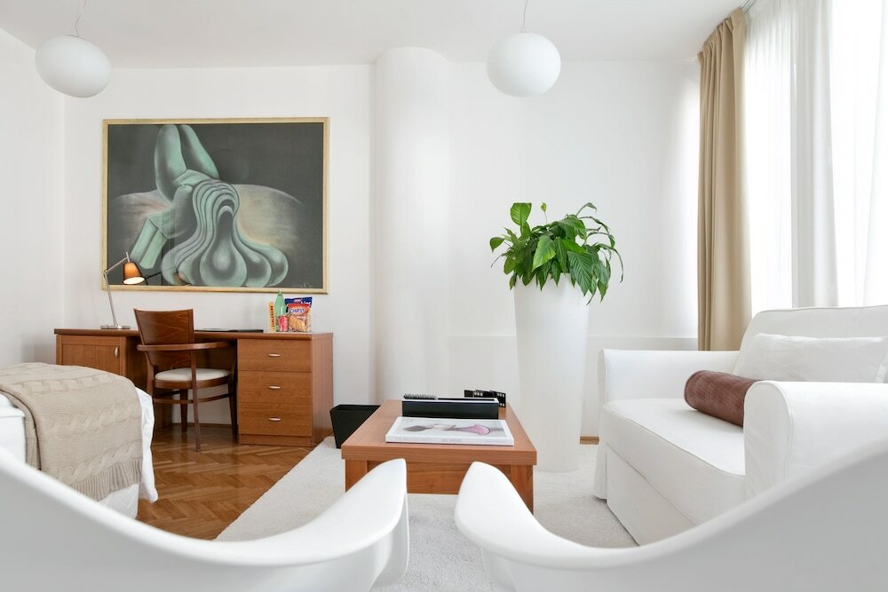 Фото Angel Main Square