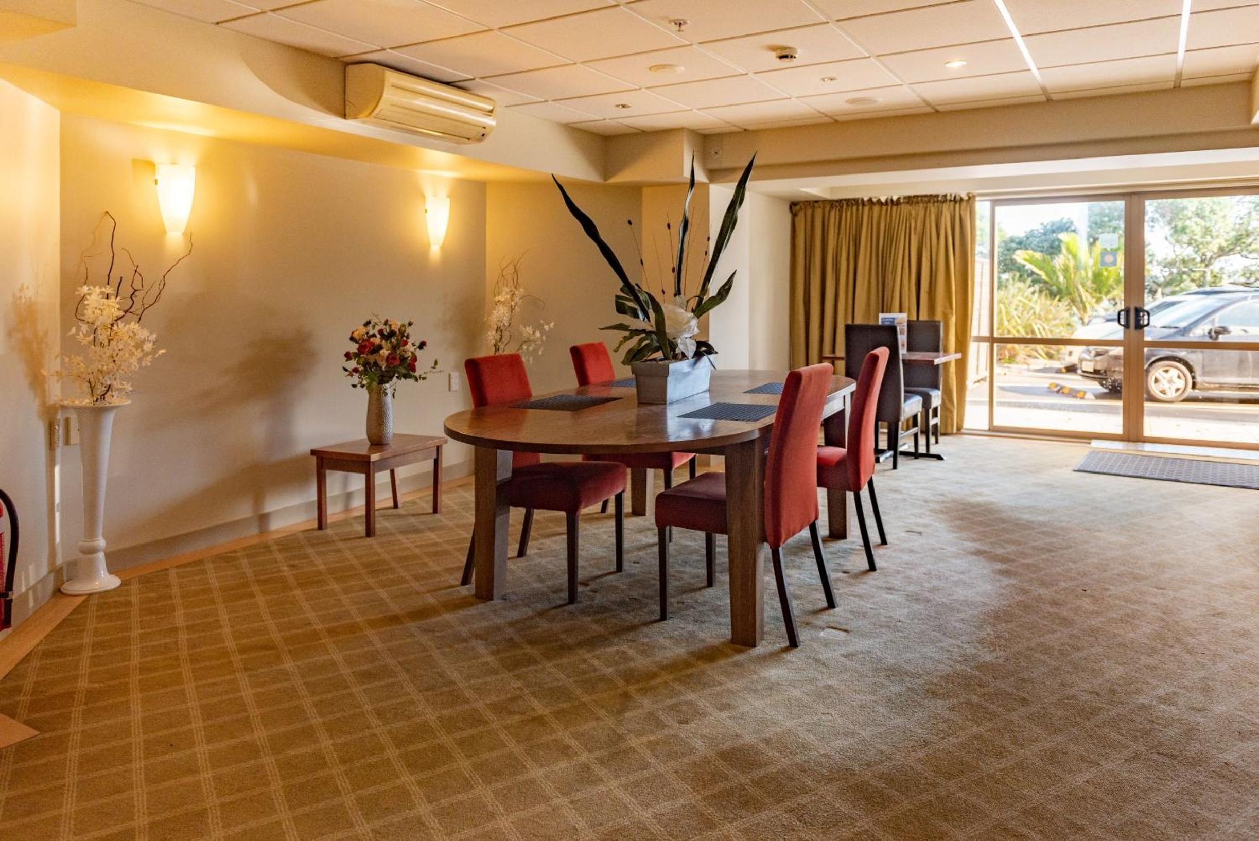 Фото Ocean Breeze Hotel